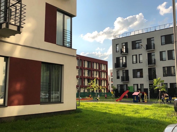 Фото: Собственник, без комиссии Двухкомнатная квартира в живописном архитектурном пригороде «Южная Долина».<br>Сдается в новом 3-х этажном доме.  Уникальной характеристикой данного малоэтажного дома является европейская планировка с панорамным остеклением, с высотой потолков - 3 метра, с помещением для хранения детских колясок. Квартира оснащена новой мебелью и новой техникой (Smart tv с многоскоростным интернетом, стиральная машина, холодильник, чайник, утюг, сушилка для белья, гладильная доска, постельные принадлежности). Также в квартире предусмотрено индивидуально-регулируемое отопление.<br>Архитектурный пригород «Южная Долина» расположен в 9 км от МКАД по трассе Москва-аэропорт «Домодедово» в экологическом благоприятном месте, вблизи (2 км) <br>музея-заповедника<br> «Горки ленинские». Данное место по -достоинству будет оценено любителями природы и чистого свежего воздуха в минимальном удалении от мегаполиса.<br>Предпочтение  семейной паре<br>Депозит  можно разбить на несколько месяцев<br>8-903-000-06-86<br>(33 тыс)<br><br> Прокопенков