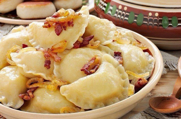 САМЫЕ ВКУСНЫЕ ДОМАШНИЕ ВАРЕНИКИ Любимое блюдо моего мужа!1. Вареники с вишней ИНГРЕДИЕНТЫ: Для теста: Мука 350 г Картофельный крахмал 1 ст. л. Яйца 1 шт. Вода 300 мл Соль 1 щепотка Для начинки: