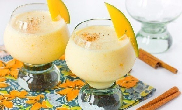 САМЫЙ ВКУСНЫЕ МОЛОЧНЫЕ КОКТЕЙЛИ 1.МОЛОЧНО-БАНАНОВЫЙ ИНГРЕДИЕНТЫ: 1 банан200 г пломбира2 ч. л. какао0,5 ч. л. ванильного сахара300 мл молокаПРИГОТОВЛЕНИЕ: 1. Режем банан кружочками.2. Все