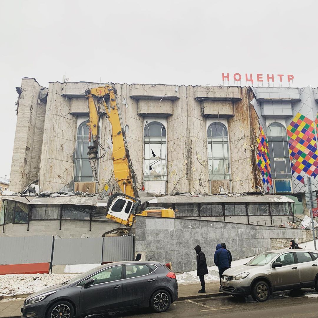 Сегодня в центре Москвы начали сносить киноцентр «Соловей»