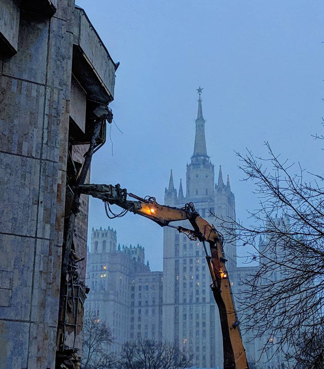Сегодня в центре Москвы начали сносить киноцентр «Соловей»